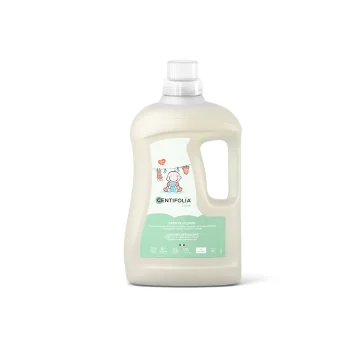 Plastična boca od 1.5L prirodnog bebi deterdženta za veš bez mirisa brenda Centifolia na beloj pozadini